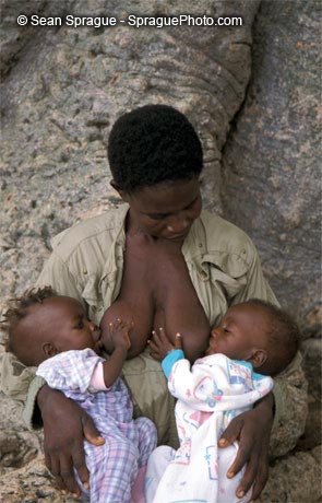 7715%20Ghana%20Woman%20feeding%20twins%20Bongo%20near%20Bolgatanga.jpg