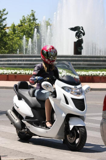 kymco-grand-dink-125-circulando-1_small.JPG