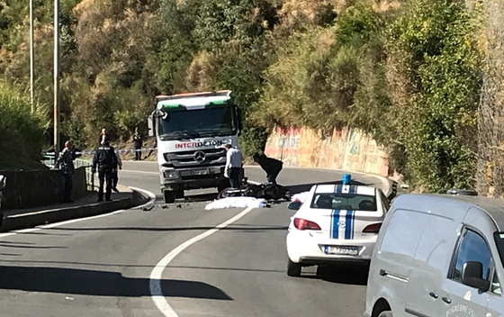 Saobraćajna nesreća u Budvi: Motor udario u kamion, poginule dvije osobe