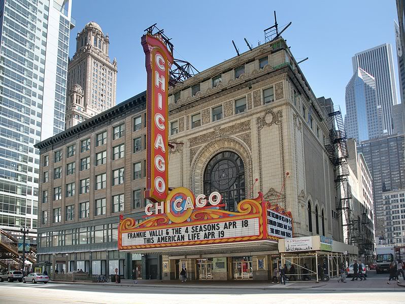 798px-Chicago_Theatre_blend.jpg