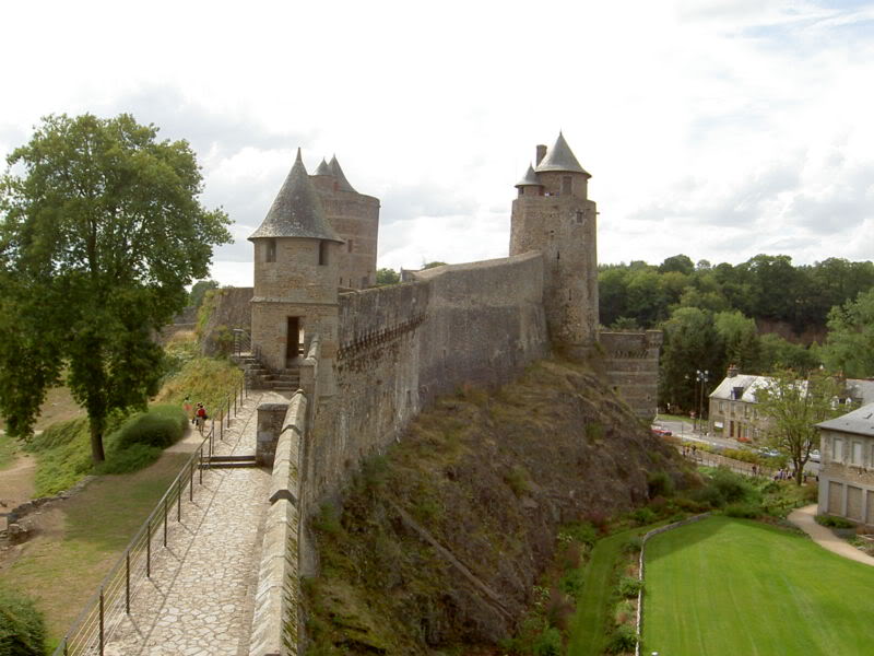 800px-Chateau_de_Fougeres_-_Bretagn.jpg