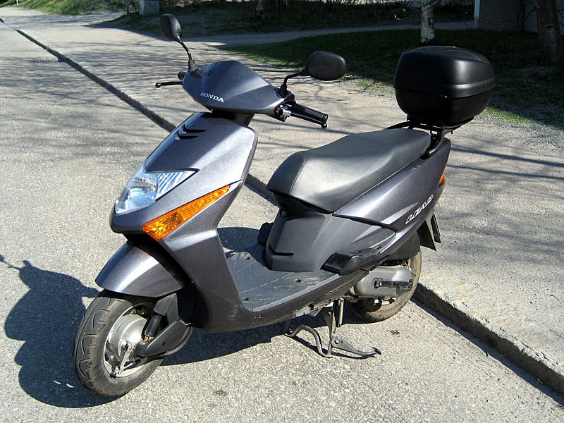 800px-Honda_SCV100_Lead_Scooter.jpg