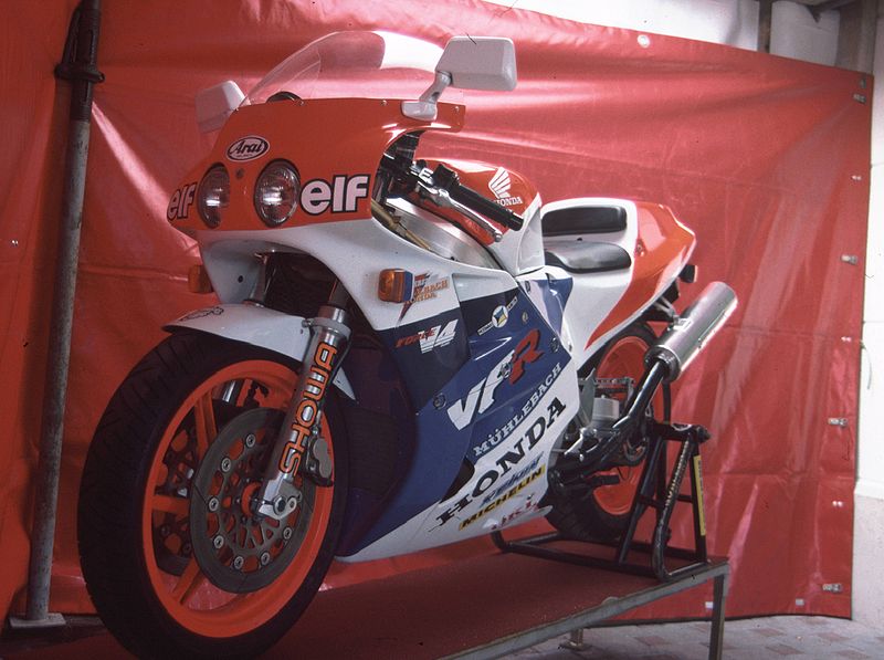 800px-Honda_VFR750R_4.jpg