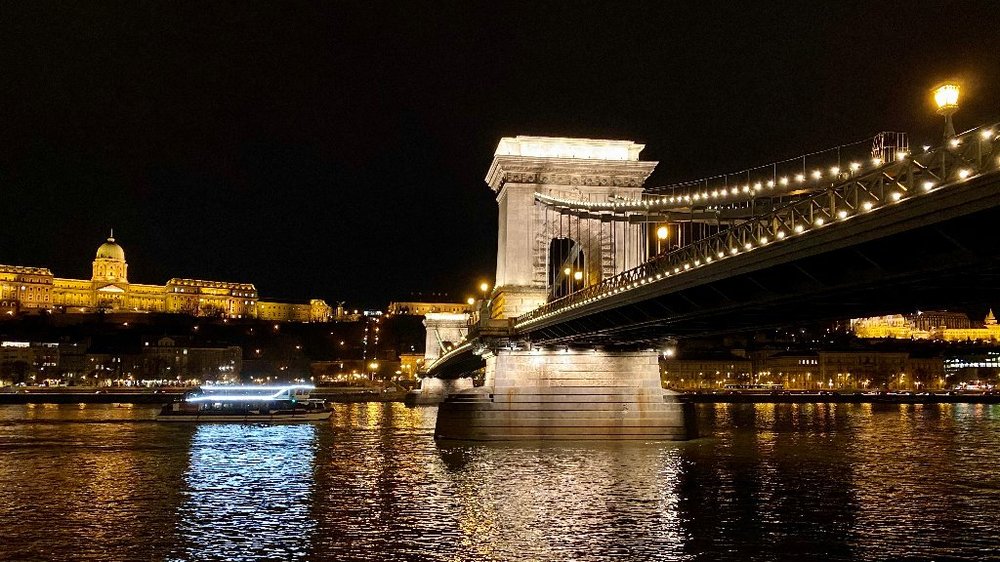 Budapest-at-night.jpg