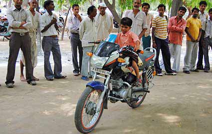 D7wOo_india20motorcycle20boy.jpg