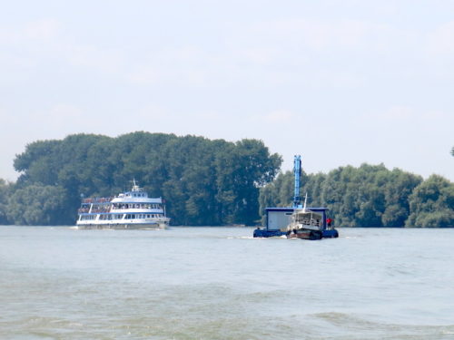 Jedan od mnogobrojnih turističkih brodića, koji turiste voze na krstarenja od nekoliko časova (Delta Dunava 2016)