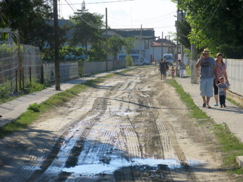 Glavna "avenija" do prirodne plaže na moru. Plaža je udaljena oko 2-3km od mesta (REW 2016)