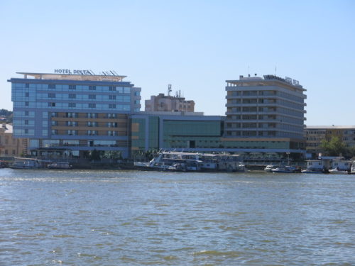 Hotel Delta, na samoj obali, na kraju rive (REW 2016)