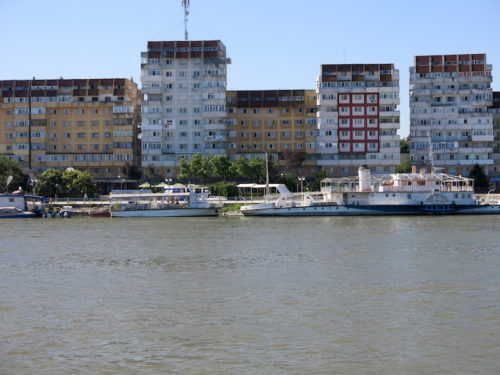 Riva sa nekPogled sa reke (REW 2016)ada elitnim komunističkim zgradama, danas u pokušaju da se ulepšaju (REW 2016)