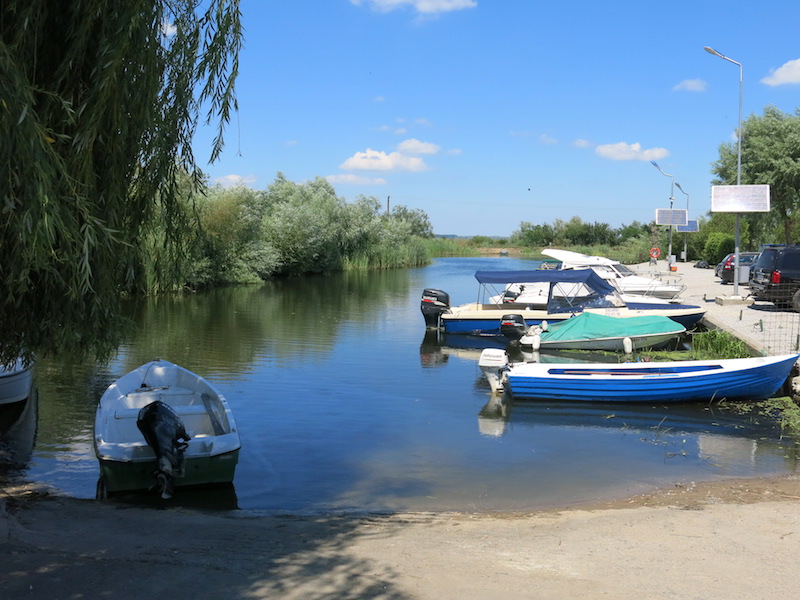 Jedan od brojnih rukavaca Dunava, iskorišćen za marinu, put završava bukvalno ovde, rampom za čamce (REW 2016)