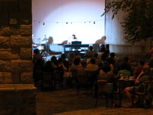 U bašti opere, održava se koncert na otvorenom. Lepo (REW 2016)