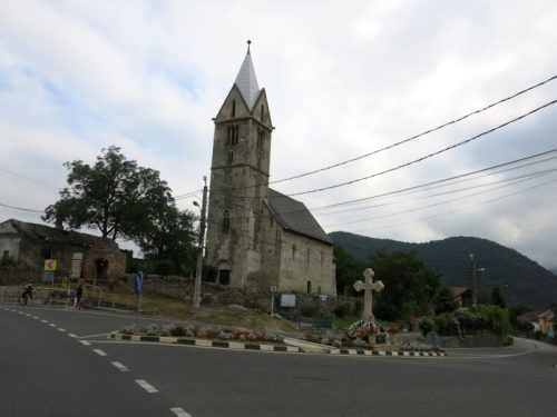 Utvrđene crkve, karakteristične za Transilvaniju. Evo jedne i ovde, Hateg je na granici Transilvanije (REW 2016)