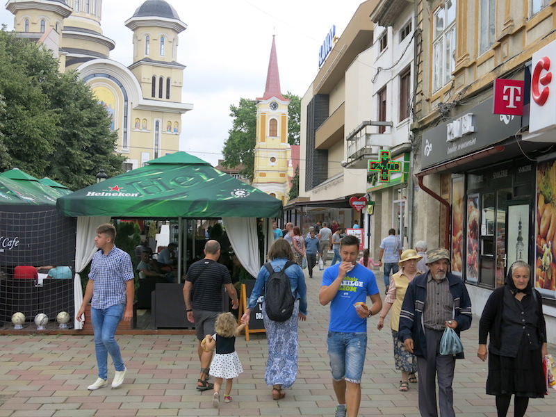 Pešačka zona, sa kafićima po sredini. Okolo su prodavnice i jedan mali šoping mol (REW 2016)