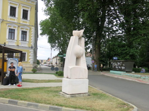 Ovakvih belih spomenika ima svuda po gradu. Ovo je jedan od njih (REW 2016)