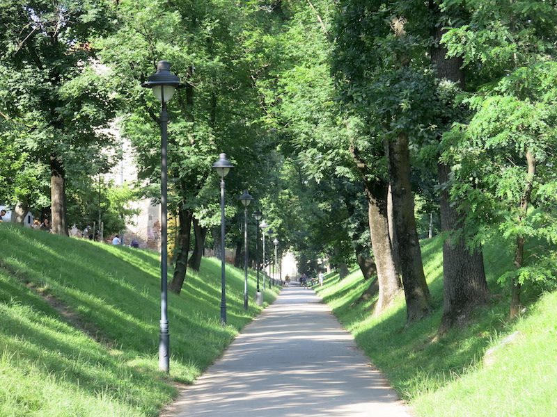 Šanac oko starog grada pretvoren u park, ljudi sede i kuliraju na travi (REW 2016)