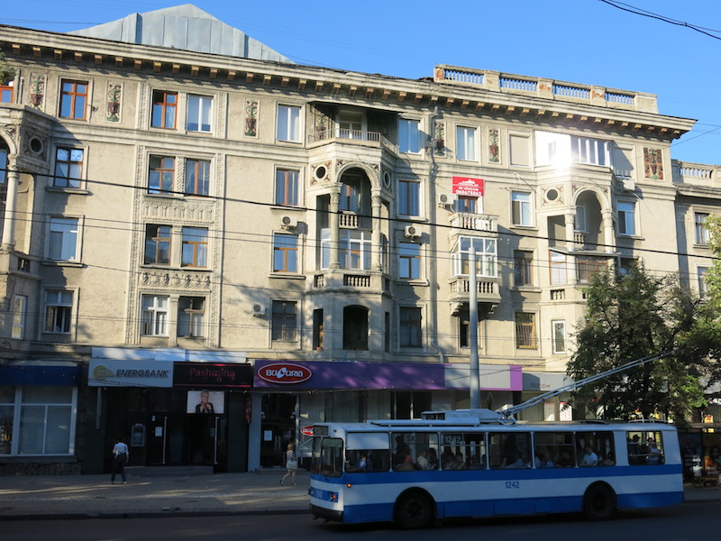 Peške, umesto trolom! Trolejbusi i autobusi, uz mini-buseve, čine mrežu javnog gradskog prevoza u Kišinjevu (REW 2016)