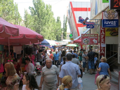 Gužva ispred pijace i improvizovane tezge, poznato? (REW 2016)