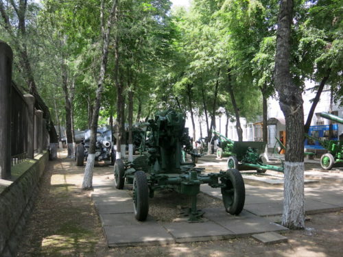 Vojni muzej sa eksponatima u dvorištu (REW 2016)