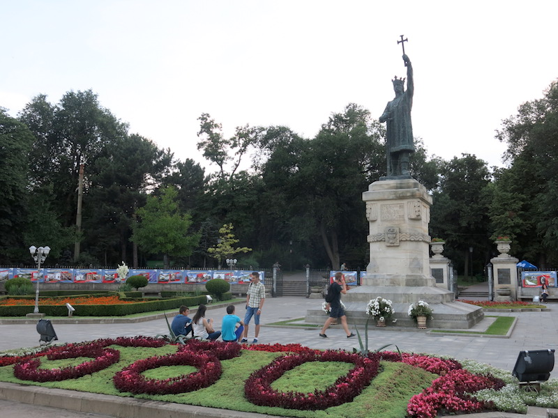 Na ulasku u istoimeni park je spomenik Stefanu Velikom, dijagonalno od njega je drugi veliki gradski park u kome su crkva i Trijumfalna kapija (REW 2016)