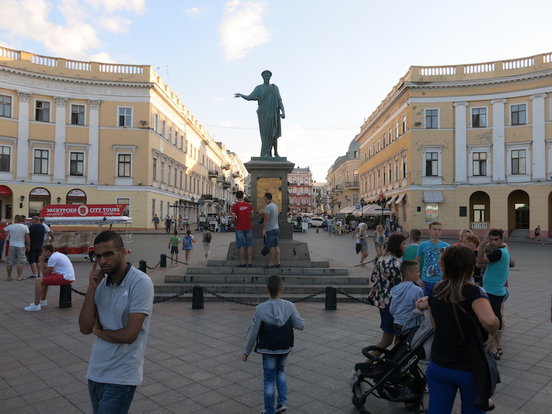 Rišelje u bronzi, dočekuje posetioce na ulazu u grad koji je osnovao (Odesa, REW 2016)