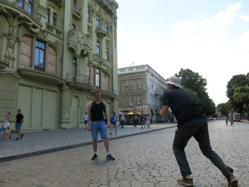 Trud za respekt! S. fotografiše kolegu turistu (Odesa, 2016)