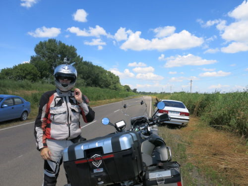 Ovde pecaroši parkiraju pa kroz trsku prolaze na Dunav (REW 2016)