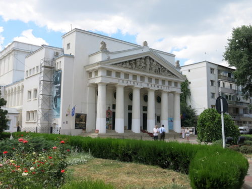 Pozorište. Rumuni vole pozorište, u svakom gradu nailazimo na veliku pozorišnu zgradu (REW 29016)