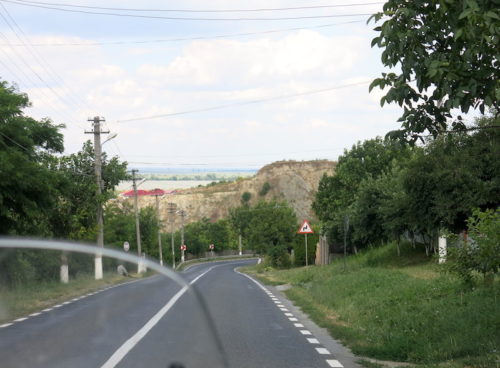 Spuštamo se kroz aluvijalne nanose na Dunav. Podeseća na silazak u Stari Slankamen (REW 2016)