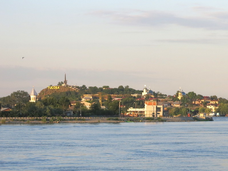 Spomenik nezavisnosti na vrhu brdu iznad imena grada, a ispod stari grad sa puno crkava (REW 2016)