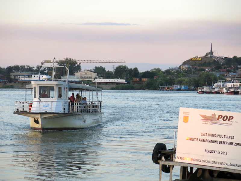 Turističkih brodova ima dosta, i ovako malih za razgledanje Tulče, i velikih koji vode u gornje delove delte Dunava (REW 2016)
