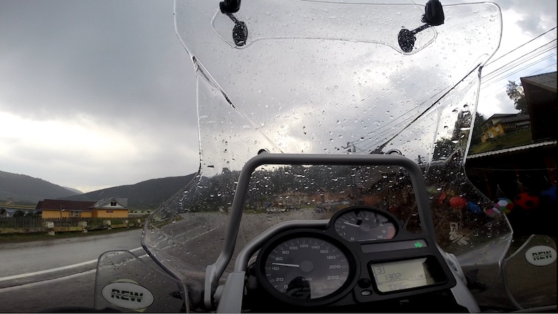 Na putu oko jezera Bicaz počinje kiša. Put levo nastavlja oko jezera, a mi skrećemo desno prema Paškaniju (REW 2016)