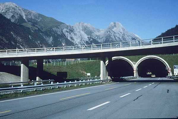 Linka_StAntonamArlbergEinfahrtzumArlbergtunnel.jpg