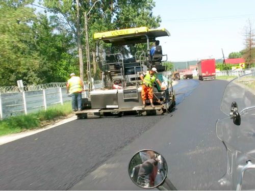 Lepo je što se stavlja novi asfalt, ali što baš danas (REW 2016)
