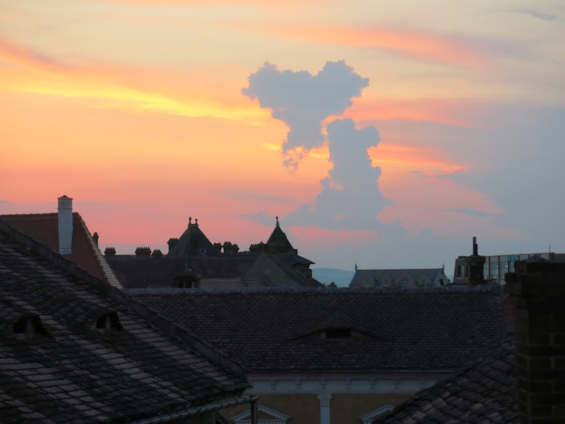 Zalazak sunca iznad krovova starog grada (REW 2016)