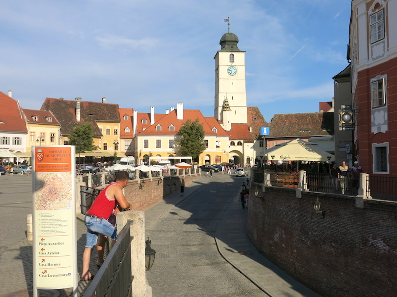 Ulazak u stari grad i sahat-kula, jedan od lendmarka Sibinja (REW 2016)