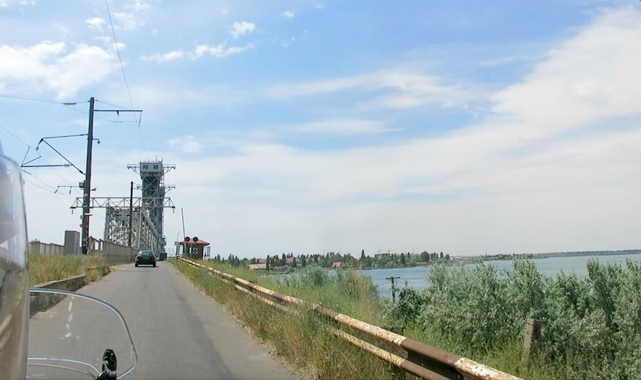Tamo gde se Dnjestar kroz jezero/liman uliva u more prelazimo most (REW 2016)
