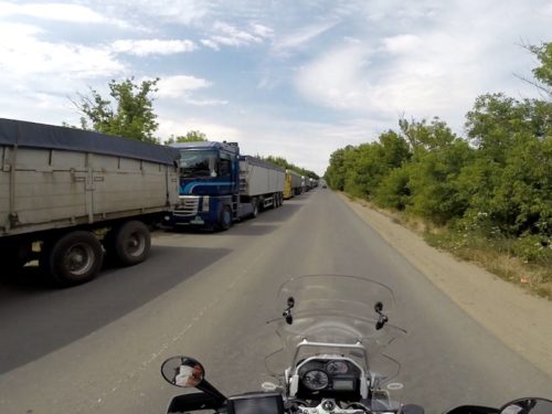 Kolona kamiona pored puta, carinski terminal, Čornomorsk (REW 2016)