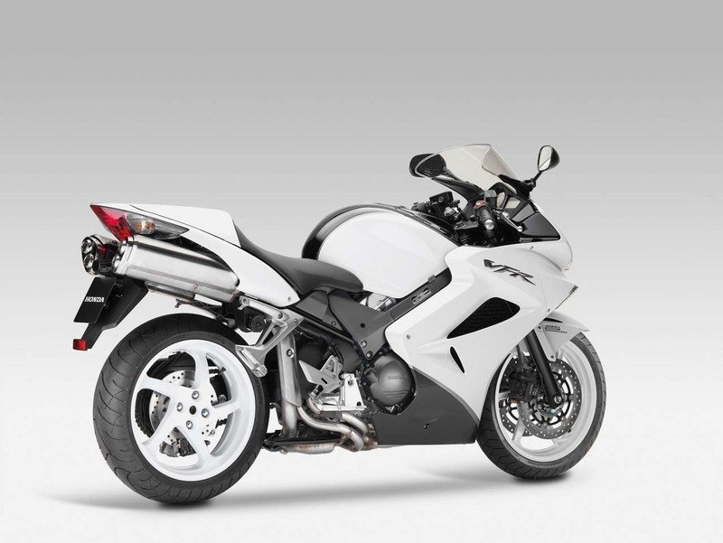 honda-vfr-800-interc-3_800x0w.jpg