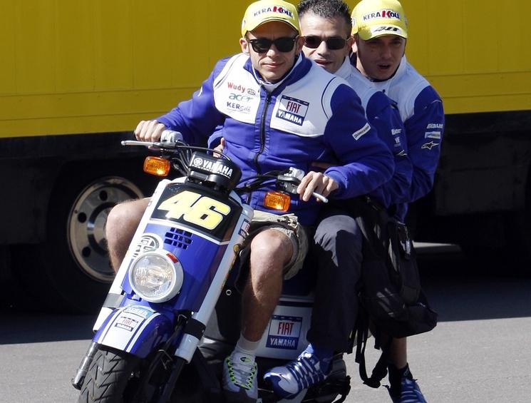 rossi-sur-son-scooter_diaporama.jpg