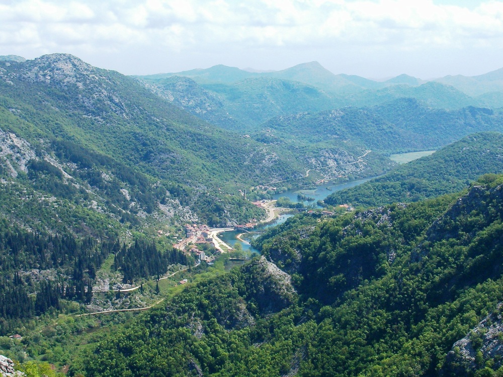 Rijeka Crnojevica iz daleka.JPG