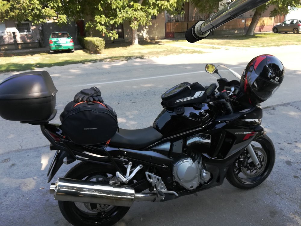 motocikl spreman za putovanje