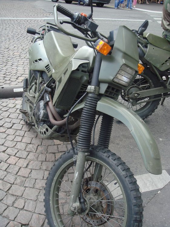 French_army_escort_moto.thumb.jpg.bc5556540d3a7e3c3d764edc41239f1b.jpg