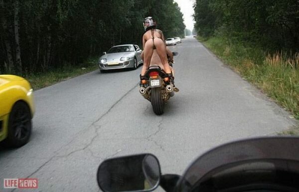 naked-motorcycle-riders-2.jpg.174fc1388a53545c72c36b19cf029727.jpg
