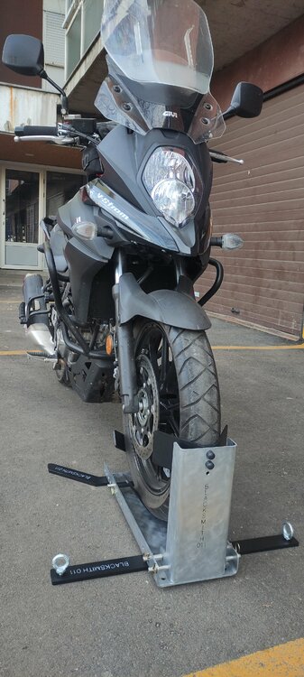 wheel chock stand motorcycle..jpg