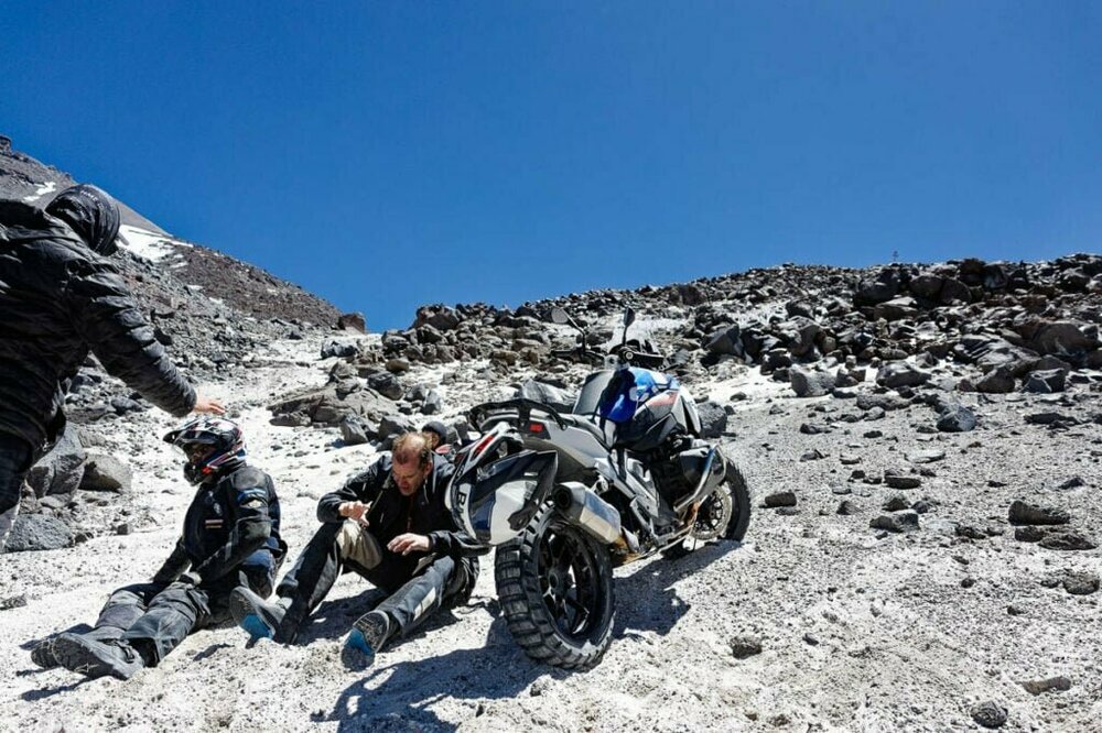 BMW-R1300GS-climbs-highest-volcano-in-the-world-16-1024x683.thumb.jpg.b8b1691f6958b27a1d6f31c61b5f13a2.jpg