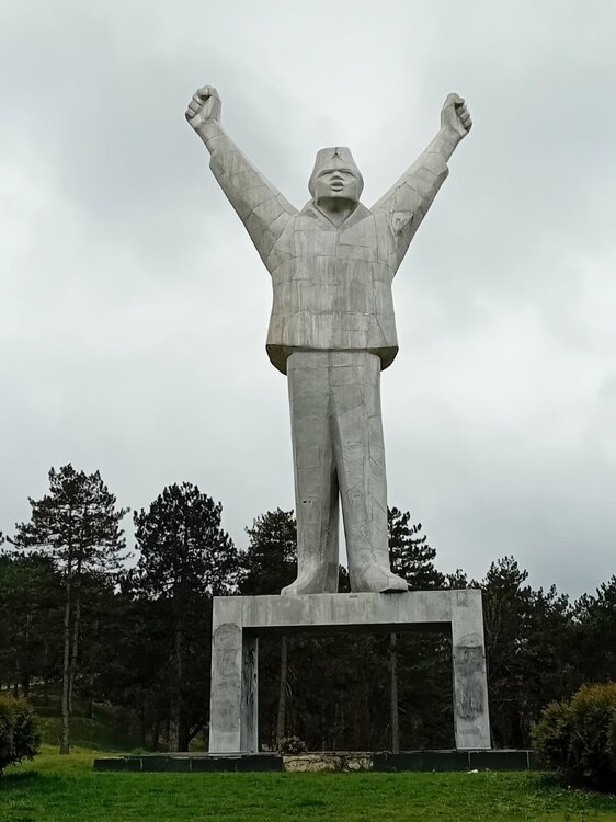 Spomenik-Valjevo-Stvan-Filipovic-Vandalizam-2.jpg